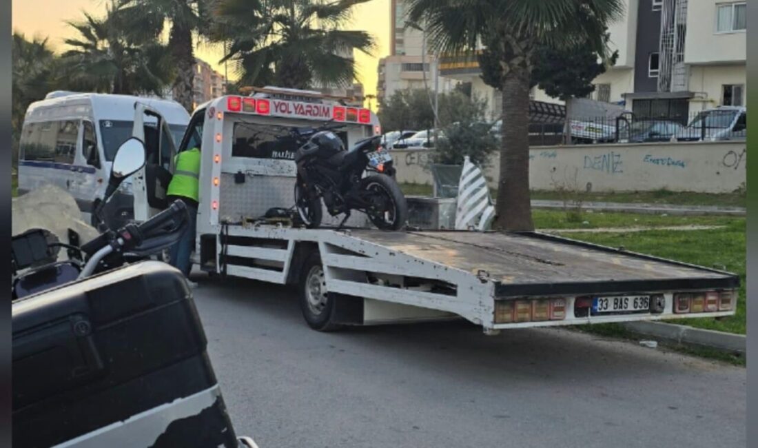 Tarsus ilçesinde bir motosiklet sürücüsü, Atatürk Caddesi’nde akrobatik hareketler yaparak