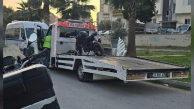 Tarsus ilçesinde bir motosiklet sürücüsü, Atatürk Caddesi’nde akrobatik hareketler yaparak