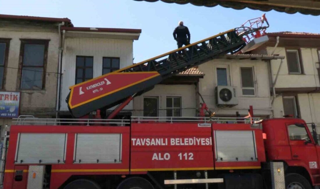 Tavşanlı ilçesindeki bir evin çatısından yükselen dumanlar, mahalle sakinleri arasında