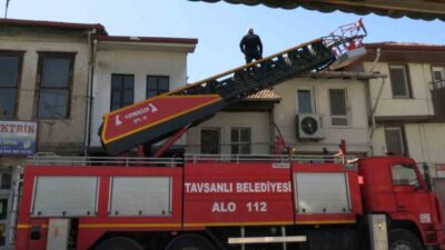 Tavşanlı ilçesindeki bir evin çatısından yükselen dumanlar, mahalle sakinleri arasında