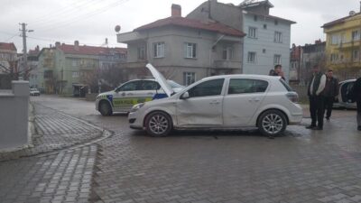 Kütahya’nın Tavşanlı ilçesinde meydana gelen trafik kazasında iki otomobilin kesişen