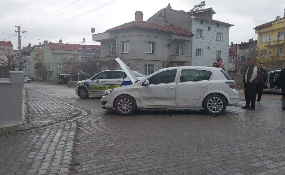 Kütahya’nın Tavşanlı ilçesinde meydana gelen trafik kazasında iki otomobilin kesişen