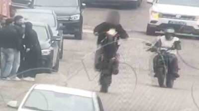 Cide ilçesinde tek teker üzerinde motosiklet kullanan ve plakasında bantla