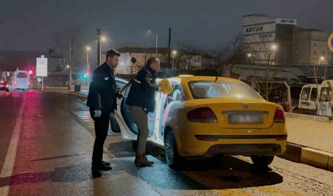 Çorlu’nun Tekirdağ ilçesinde bir taksi şoförü, müşterisiyle araç içinde yaşadığı