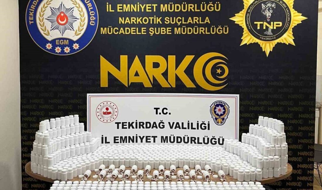 Çorlu ilçesindeki bir operasyonda, narkotik ekipleri bir şüpheliyi tutuklarken, zula
