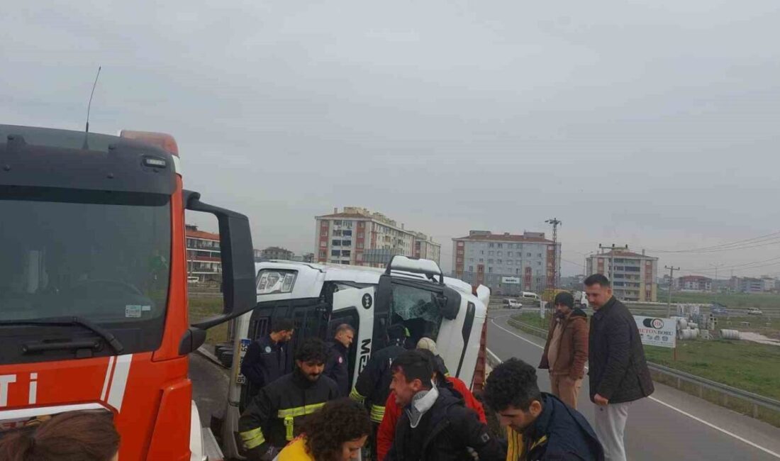 Tekirdağ’da bir tır, virajı alamayarak bariyerlerin üzerine devrildi. Kazanın ardından
