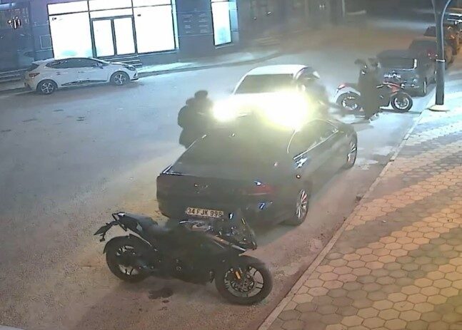 Afyonkarahisar’da meydana gelen trafik kazasında, kontrolden çıkan bir otomobil yol
