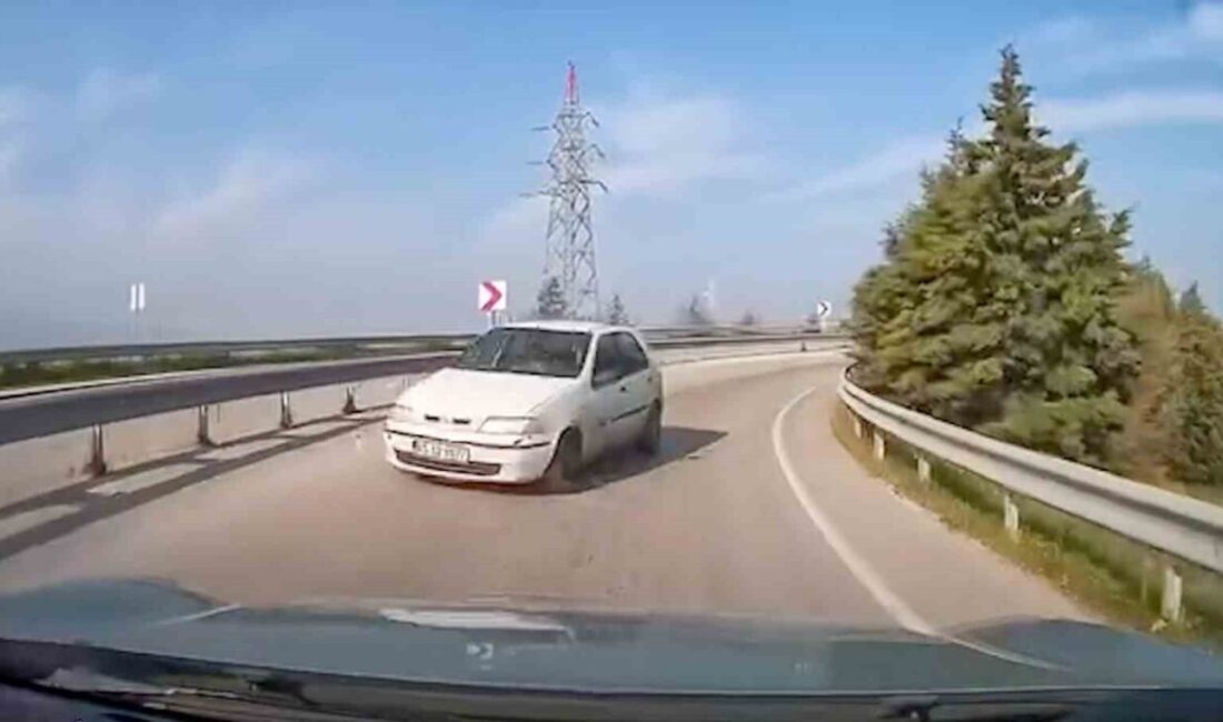 Manisa’nın Yunusemre ilçesinde üst geçide ters yönden giren bir araç