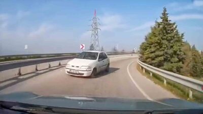 Manisa’nın Yunusemre ilçesinde üst geçide ters yönden giren bir araç