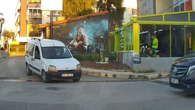 İzmir’in Balçova ilçesinde, trafik kurallarını çiğneyen bir sürücü, bir aracın
