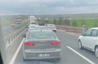 Eskişehir’de bir tırın dorsesinde bulunan profil demirlerin yola saçılmasıyla arkadan