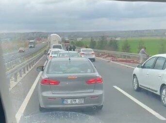 Eskişehir’de bir tırın dorsesinde bulunan profil demirlerin yola saçılmasıyla arkadan
