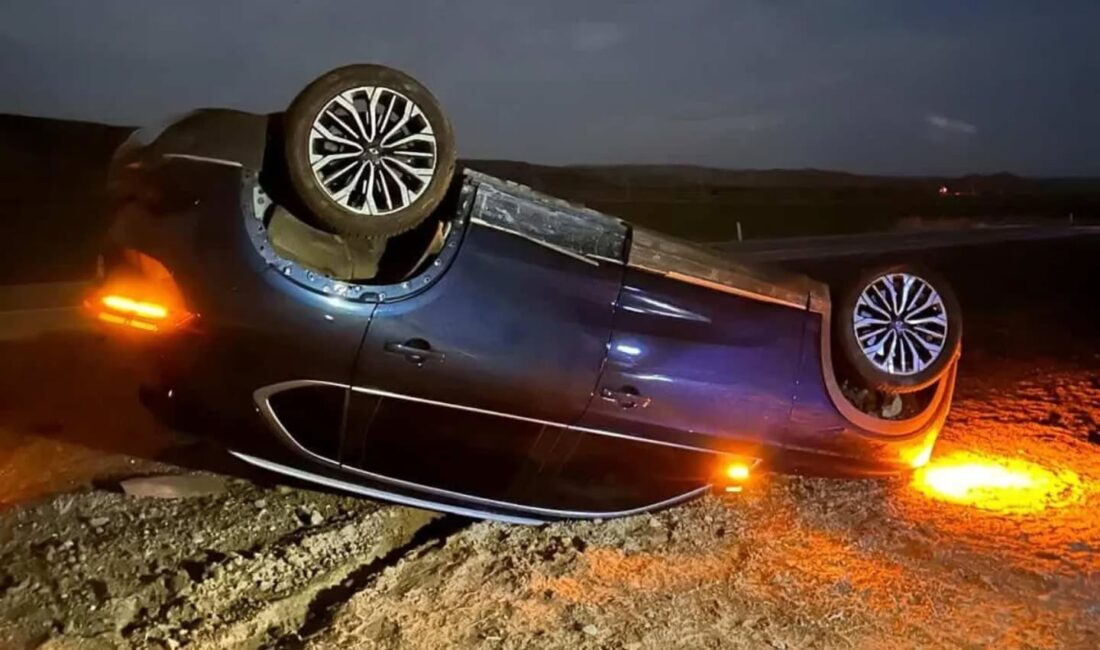 Yozgat–Ankara karayolunda meydana gelen trafik kazasında bir otomobil orta refüje