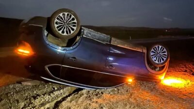 Yozgat–Ankara karayolunda meydana gelen trafik kazasında bir otomobil orta refüje