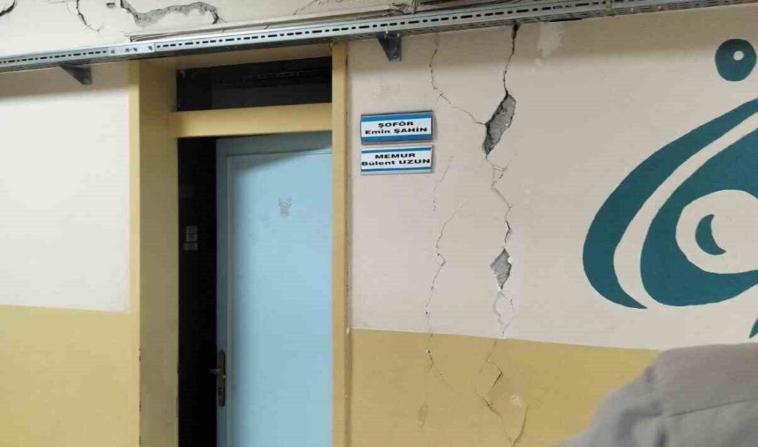 Tokat’ta meydana gelen 5,5 büyüklüğündeki depremin etkisiyle, Niksar ilçesinde bulunan