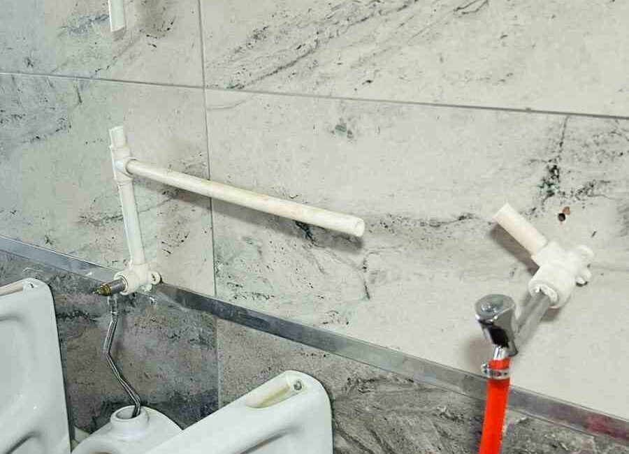 Tomarza ilçesinde bulunan Cumhuriyet Mahallesi’ndeki İncilli Çavuş Parkı’nda, erkek tuvaletlerine