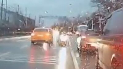 Kocaeli’de sahil yolunda tehlikeli araç kullanan sürücü yakalandı ve ehliyetine