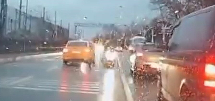 Kocaeli’de sahil yolunda tehlikeli araç kullanan sürücü yakalandı ve ehliyetine