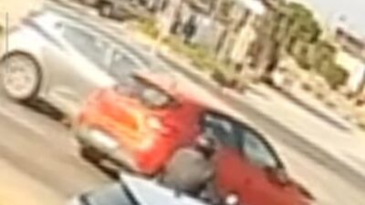 Turgutlu ilçesinde meydana gelen trafik kazasında iki otomobilin kavşakta çarpışması
