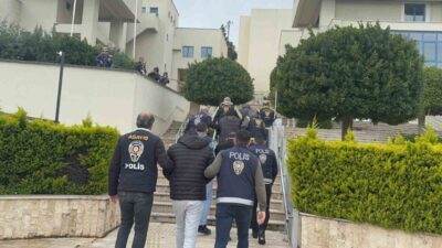 Marmaris ilçesinde yabancı turistleri hedef alan dolandırıcılık olayında yakalanan 4