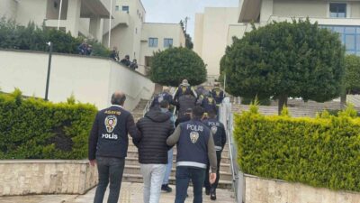 Muğla’nın Marmaris ilçesinde yabancı turistleri hedef alan dolandırıcılık faaliyetlerine karıştıkları