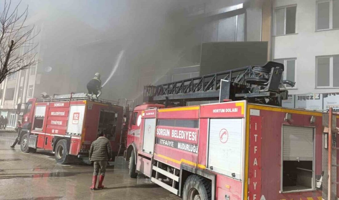 Yozgat’ın Sorgun ilçesinde, 3 katlı bir iş yerinde yangın çıktı.