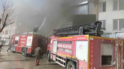 Yozgat’ın Sorgun ilçesinde, 3 katlı bir iş yerinde yangın çıktı.
