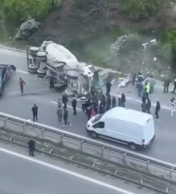 Ümraniye’de bir araca çarpan beton mikserin sürücüsü yaralandı. Olay, iddiaya