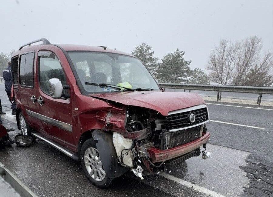 Uşak’ta, 6 kişinin yaralanmasına neden olan bir kaza meydana geldi.
