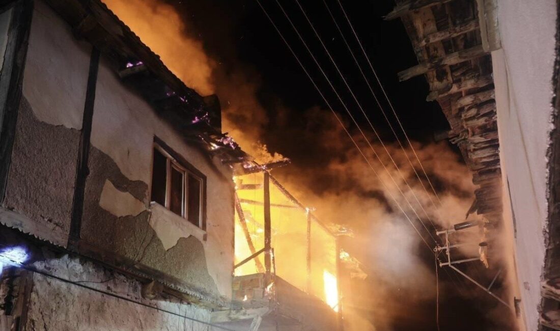 Banaz ilçesinde bulunan iki katlı bir evde meydana gelen yangın,