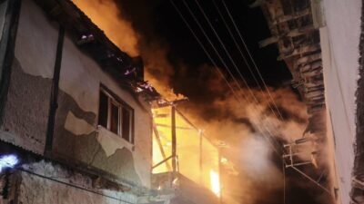 Banaz ilçesinde bulunan iki katlı bir evde meydana gelen yangın,