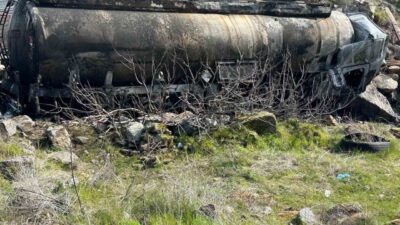 Uşak’ta bir mazot yüklü akaryakıt tankeri şarampole devrildi ve yangın
