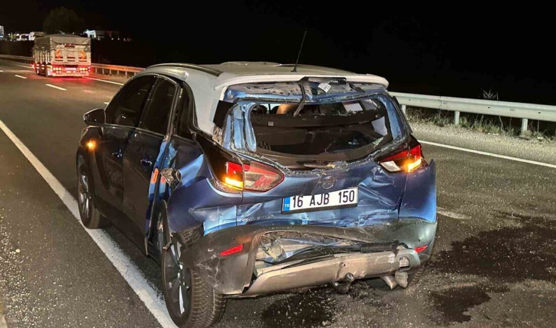 Uşak’ta meydana gelen trafik kazasında, bir tırın kavşakta bekleyen bir