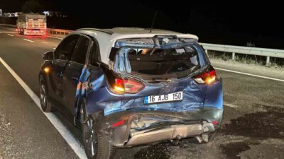 Uşak’ta meydana gelen trafik kazasında, bir tırın kavşakta bekleyen bir