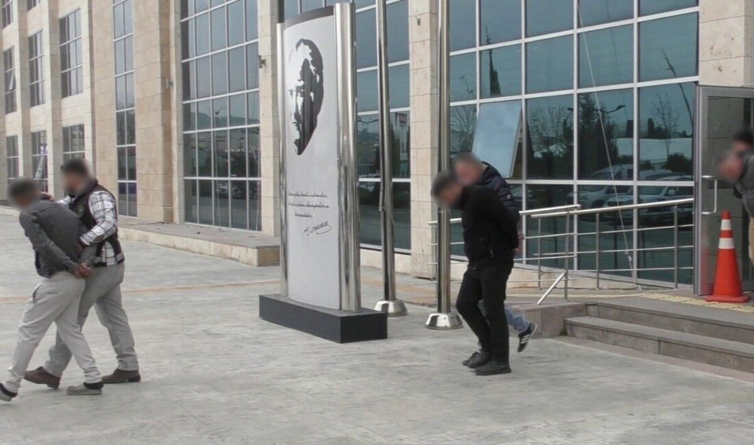 Uşak’ta gerçekleştirilen uyuşturucu operasyonlarında yakalanan 4 şüpheli, mahkeme tarafından tutuklanarak