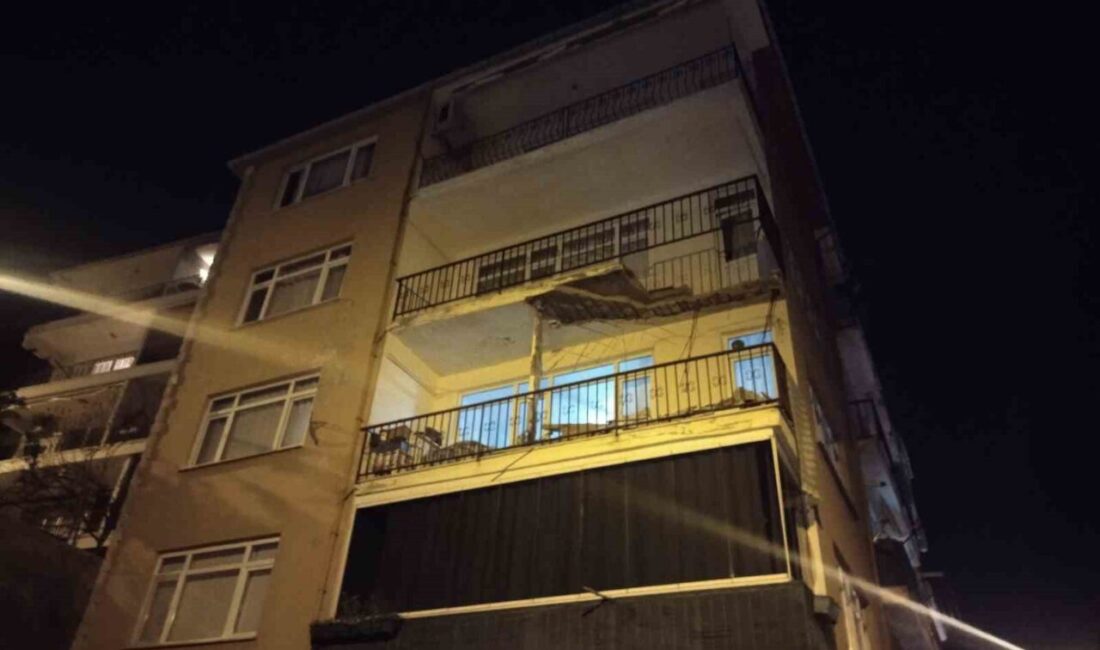 Üsküdar Çengelköy’de yer alan dört katlı bir binanın balkonunda meydana