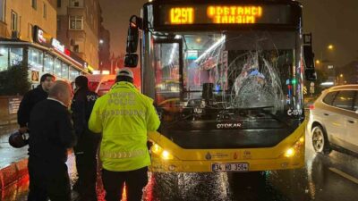 Üsküdar’da, kırmızı ışıkta yaya geçidinden karşıya geçmek isterken İETT otobüsü