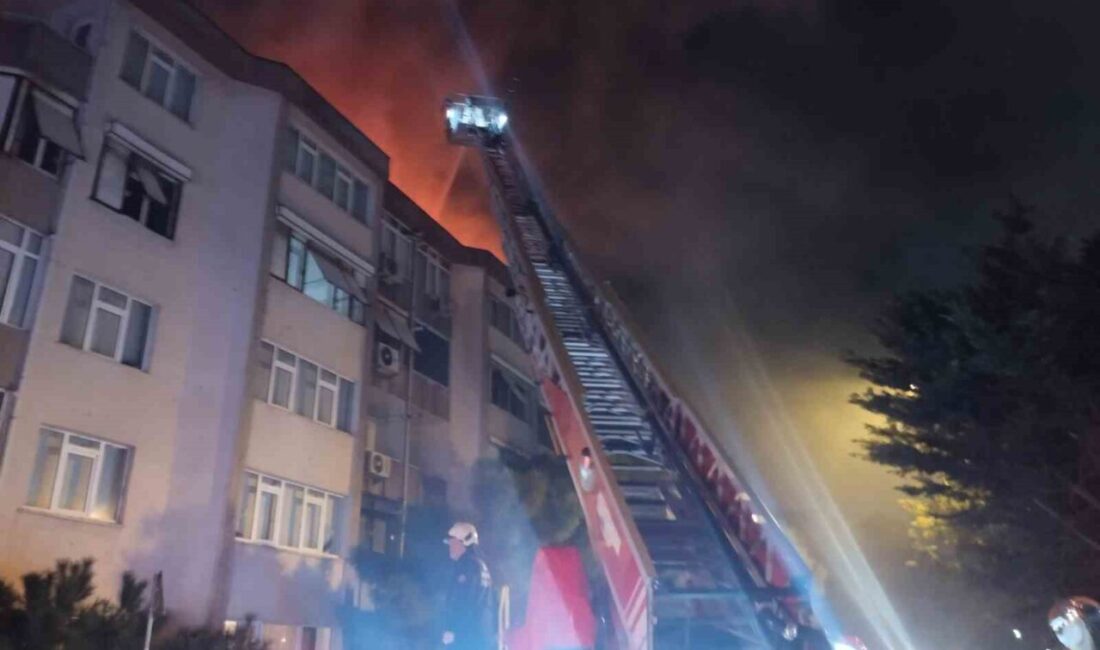 Üsküdar Bulgurlu’da bulunan bir sitedeki 5 katlı binanın çatısında çıkan