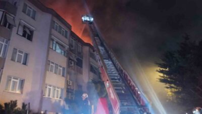 Üsküdar Bulgurlu’da bulunan bir sitedeki 5 katlı binanın çatısında çıkan