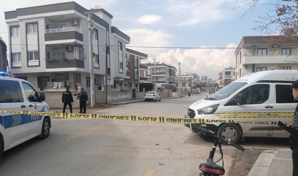 Tarsus ilçesinde bir kadın, uzaklaştırma kararını kaldırdığı kocası tarafından bıçaklanarak