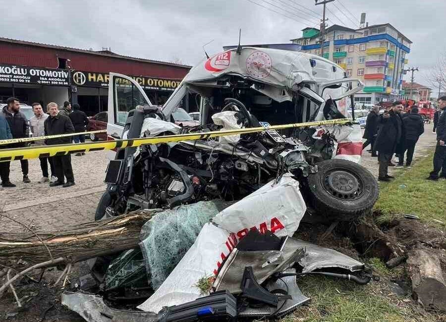 Samsun’da meydana gelen bir kazada, fındık yüklü kamyon ile acil