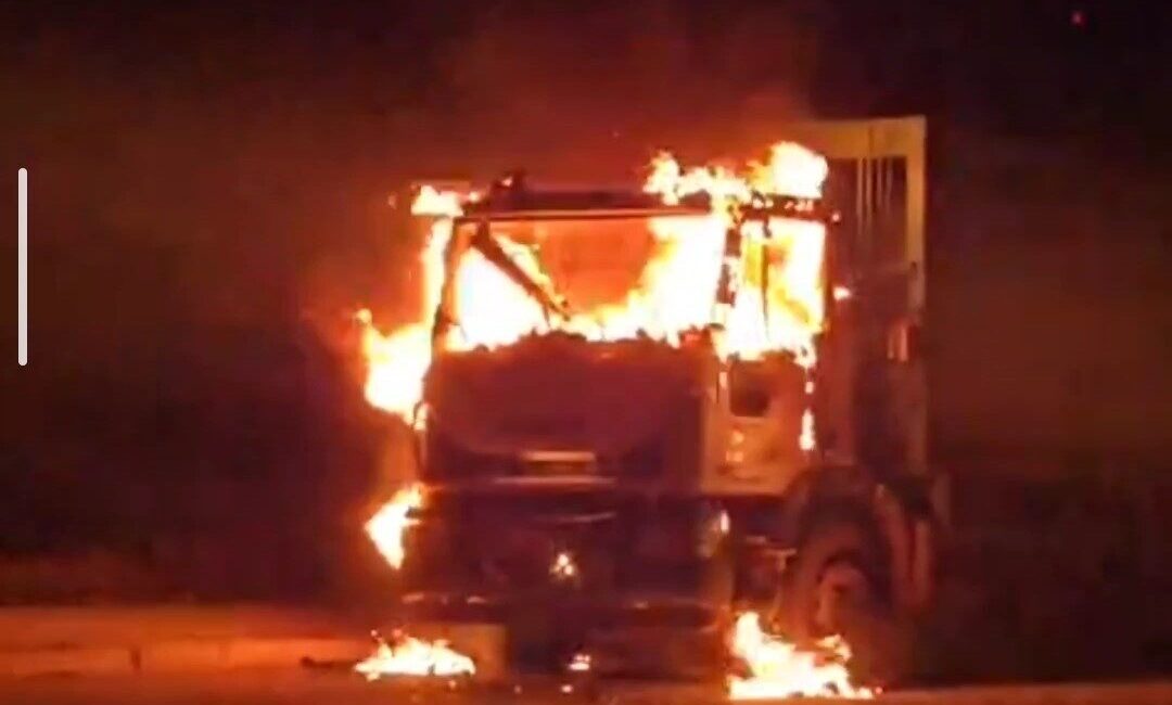 Tuşba ilçesine seyir halindeki belediyeye ait çöp kamyonu aniden alev