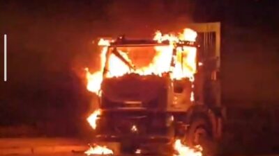 Tuşba ilçesine seyir halindeki belediyeye ait çöp kamyonu aniden alev