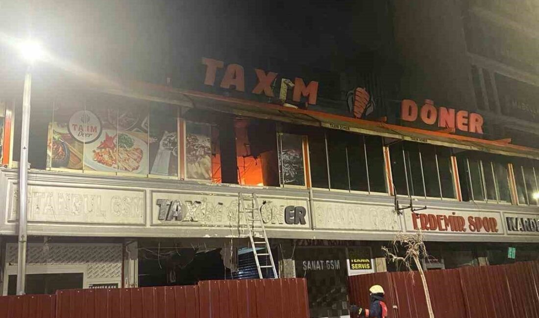 Van’ın İpekyolu ilçesinde bir dönerci dükkânında meydana gelen yangın korku