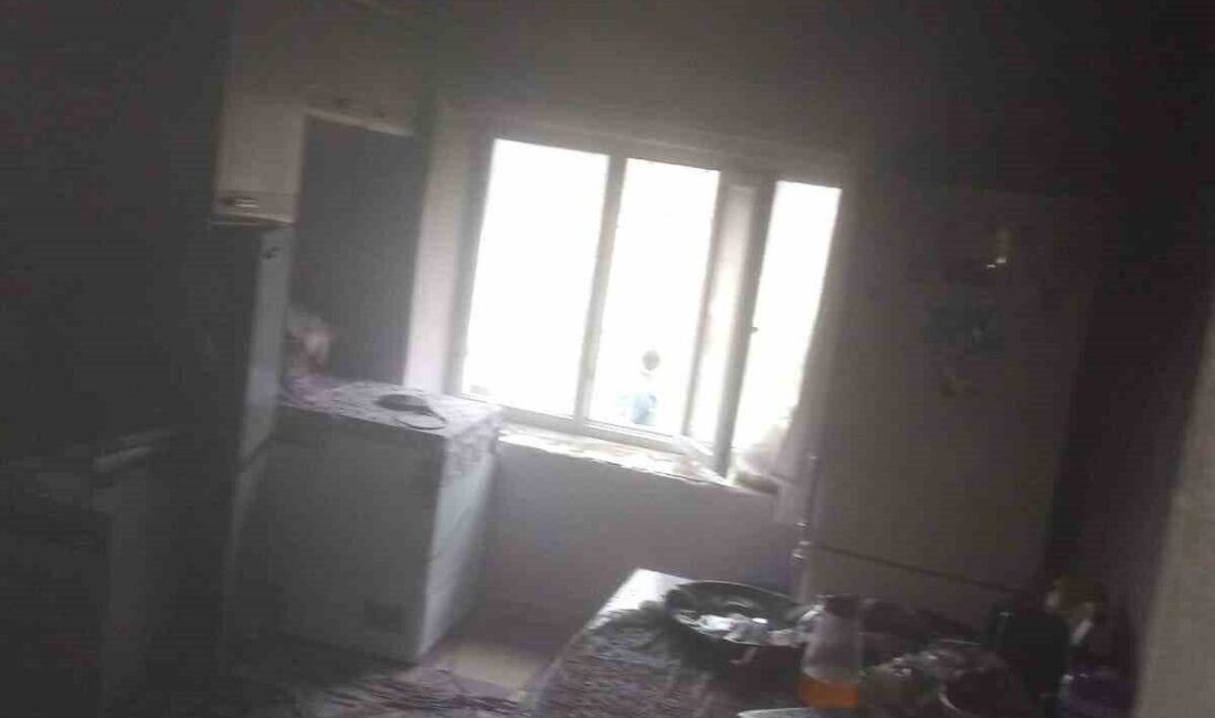 Van’ın Tuşba ilçesinde bir evde çıkan yangın, itfaiye ekipleri tarafından