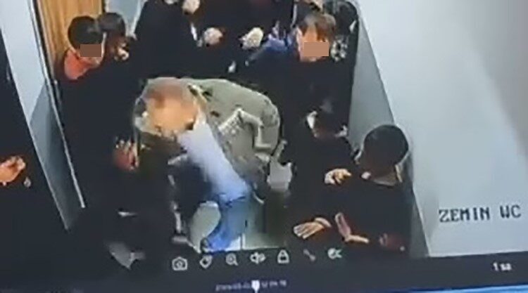 Edremit ilçesinde bir veli, iddiaya göre çocuğuna kartopu atan bir