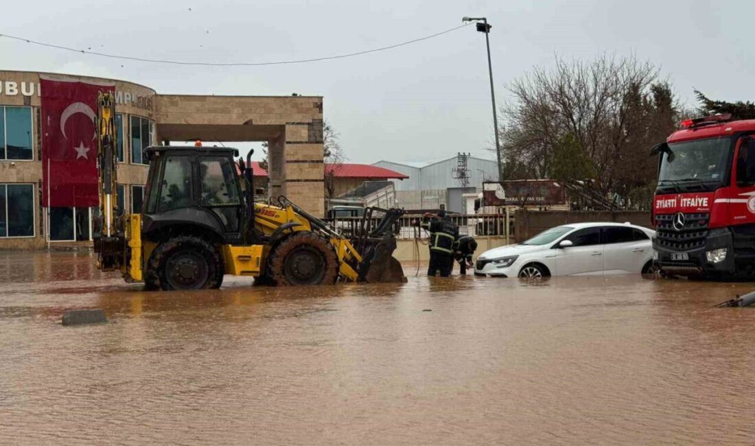 Şanlıurfa’nın Viranşehir ilçesinde yoğun yağışlar nedeniyle Buğday Pazarı’nda su baskını