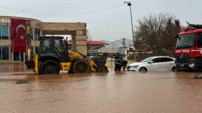 Şanlıurfa’nın Viranşehir ilçesinde yoğun yağışlar nedeniyle Buğday Pazarı’nda su baskını