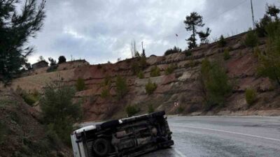 Denizli’de yağışlı hava nedeniyle meydana gelen bir trafik kazasında kontrolü
