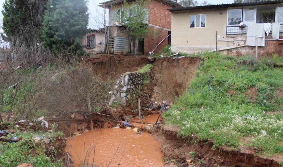 Aydın’ın Efeler ilçesindeki Çakırlar Çayı, şiddetli yağışlar sonucunda taşarak çevredeki